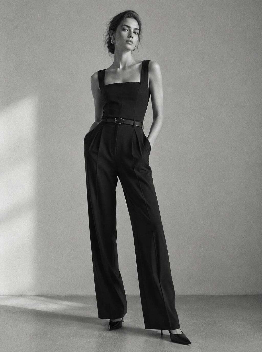 Look editorial en blanco y negro: blazer negro, pantalón de vestir y heels